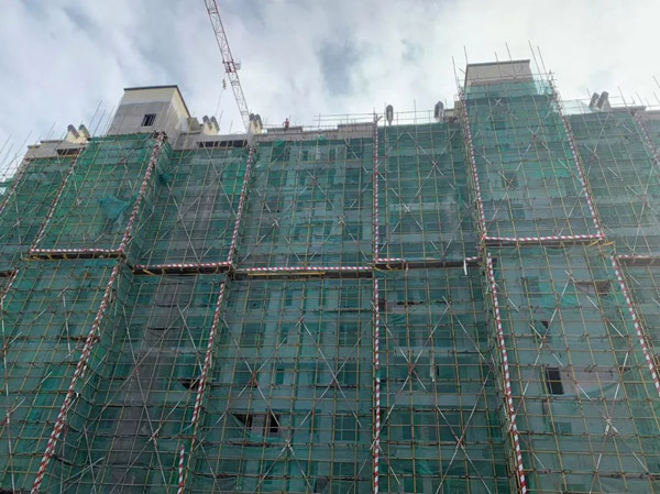 走进宜章芙蓉新府尚书房施工现场，项目正以稳健的步伐推进工程建设，***新的施工进度令人倍感期待。1栋与2栋的水电安装、电梯安装工作已临近尾声，距离交付又迈进了一大步；3栋的外墙装饰底层基本完成，雏形初现，即将进入后续美化阶段