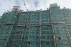 走进宜章芙蓉新府尚书房施工现场，项目正以稳健的步伐推进工程建设，最新的施工进度令人倍感期待。1栋与2栋的水电安装、电梯安装工作已临近尾声，距离交付又迈进了一大步；3栋的外墙装饰底层基本完成，雏形初现，即将进入后续美化阶段