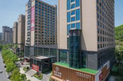 这个五一，郴州颐和星湾携臻品实景现房重磅来袭，以生态栖居、匠心品质与超值优惠，颐和星湾坐拥得天独厚的生态资源，屹立于五岭阁公园与船洞公园之间，双公园环绕的格局，如同将家安在了天然氧吧之中。