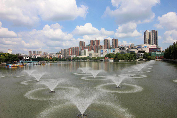 当二手房市场被 &ldquo;房价下行&rdquo; 的论调笼罩，北湖核心区却以强劲的市场表现打破唱衰言论，成为楼市中的 &ldquo;价值孤岛&rdquo;。北湖名著新盘的逆市售罄，北湖中央公园二手房居高不下的挂牌价，都在诉说着这片区域无可替代的房产魅力。