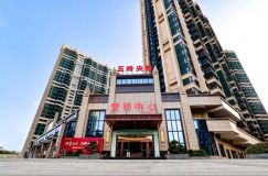 假期，返乡人流如潮。当一线城市的住宅市场陷入房价下跌、交易低迷的困境，让众多投资者为资产贬值忧心忡忡时，郴州五岭中心却悄然崭露头角，成为资产配置的新热土。对于回郴的人们来说，无论是想买房改善居住品质