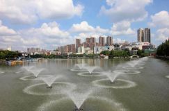 当二手房市场被 &ldquo;房价下行&rdquo; 的论调笼罩，北湖核心区却以强劲的市场表现打破唱衰言论，成为楼市中的 &ldquo;价值孤岛&rdquo;。北湖名著新盘的逆市售罄，北湖中央公园二手房居高不下的挂牌价，都在诉说着这片区域无可替代的房产魅力。