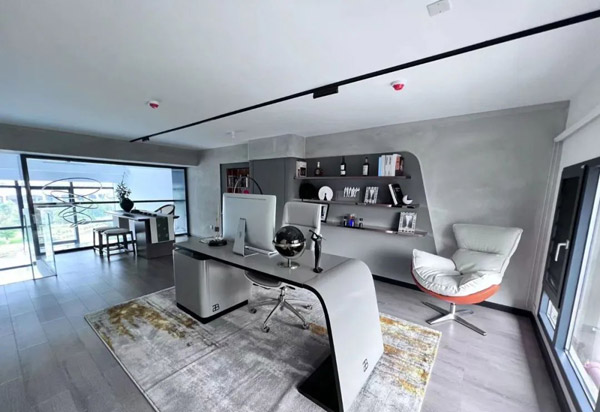 在郴州城东这片充满活力的热土上,兴康城中央以革新者的姿态强势登场,重新定义城市人居与商业新高度。作为城东首个集住宅、商业、酒店、公寓于一体的都会综合体,项目凭借 &ldquo;郴州首创17.8米全南开间&rdquo; 的王牌产品,以及建面约58㎡百变 Loft 公寓,成为市场瞩目的焦点。