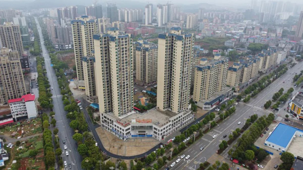 安仁中央翰府以 &ldquo;实景可鉴、即买即享&rdquo; 的硬核实力,成为购房者安心置业。作为金色地产匠心打造的28万方生活大盘,项目一期8#、9#、10#、11#栋已全面入住,不动产证办理完毕；