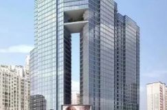 在郴州城市发展的鎏金脉络上,振兴之门以地标级建筑姿态,成为行政中轴线上的视觉焦点。作为本土龙头房企振兴地产的扛鼎之作,该项目融合企业二十余载城市建设经验,以创新设计与实景品质,重新定义郴州人居与商业标杆。