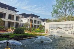 在安仁这座被山水浸润的诗意之城，江湾壹号以 &ldquo;一江五公园&rdquo; 的天赋生态与低密洋房的稀缺属性，成为改善型置业的理想之选。继前期热销后，项目3#、7#栋全新纯板式电梯洋房即将载誉加推，