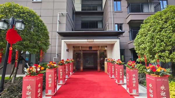 在建筑的钢筋水泥间,藏着房企对品质的坚守与对业主的承诺。汉宁江山府以 &ldquo;匠心筑家&rdquo; 为初心,将一砖一瓦的细节打磨融入每个工程节点。继3#栋荣耀封顶后,2#栋迎来