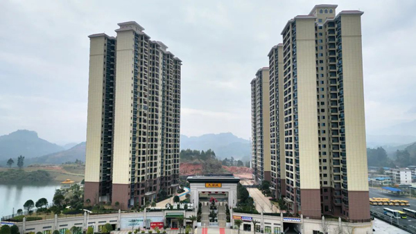 当宜章的城市发展向南奔涌,一处将自然湖景与品质人居深度融合的住区,正以现房姿态重新定义理想生活的模样。郴建集团・达康地产作为国企巨匠,首次落子宜章即献上当红之作 &mdash;&mdash; 郴建・天湖城。